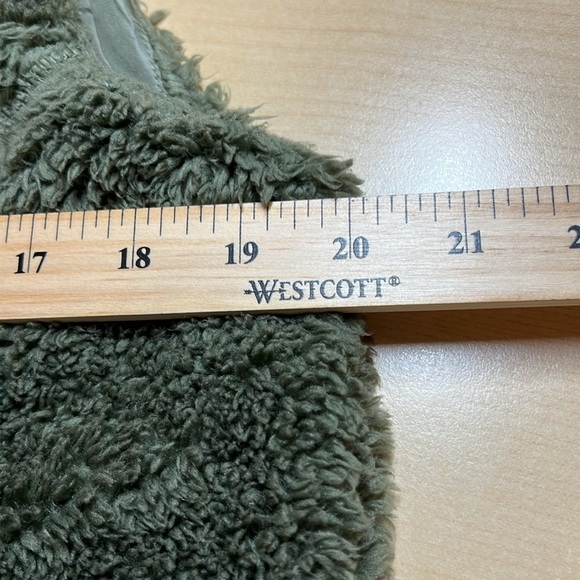 ZYIA | Cozy Sherpa Vest with Hood and Pockets - Picture 9 of 9